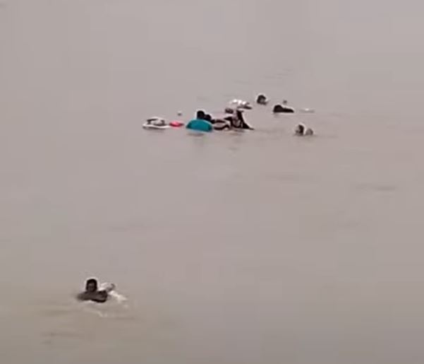 Vídeo mostra desespero dos pais após bebê de 2 meses cair em rio no Amazonas