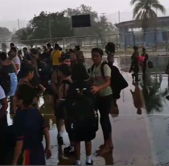Alunos do CMPM V passam sufoco após água invadir escola durante temporal