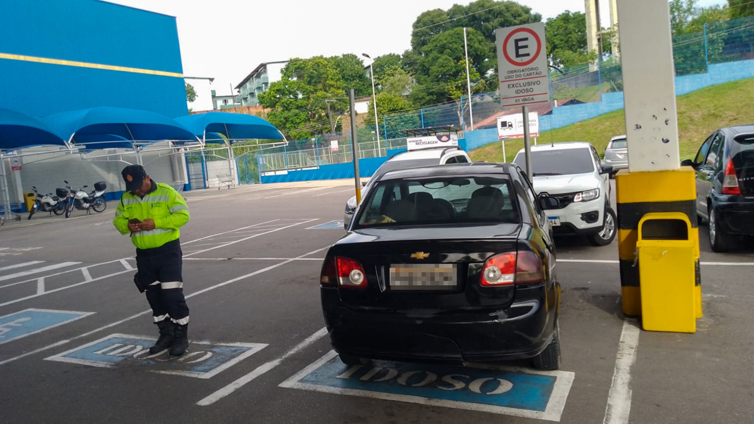 Mais de 100 motoristas são multados por estacionarem em vagas especiais em Manaus