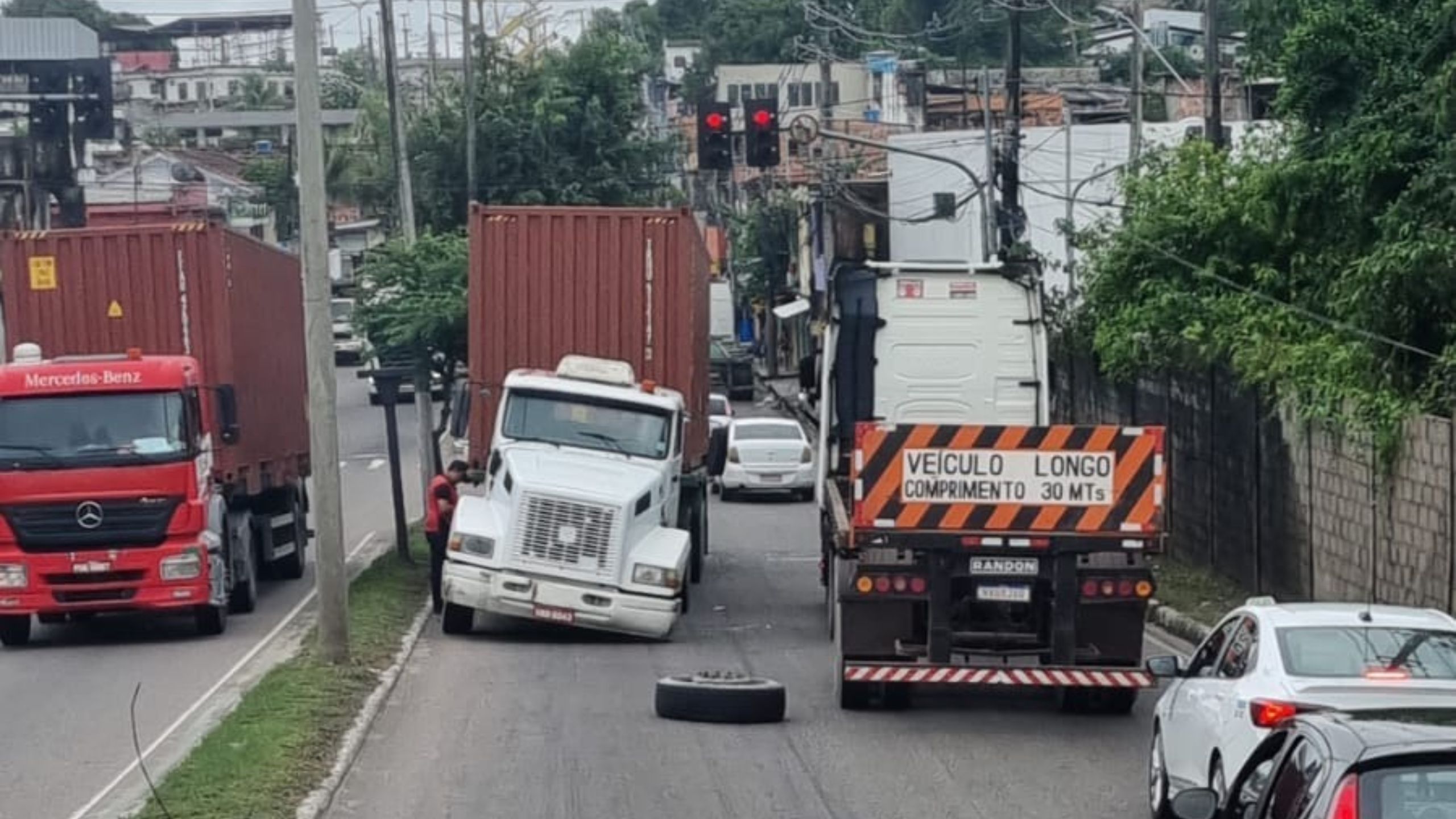Pneu solta de carreta e deixa trânsito congestionado em avenida de Manaus