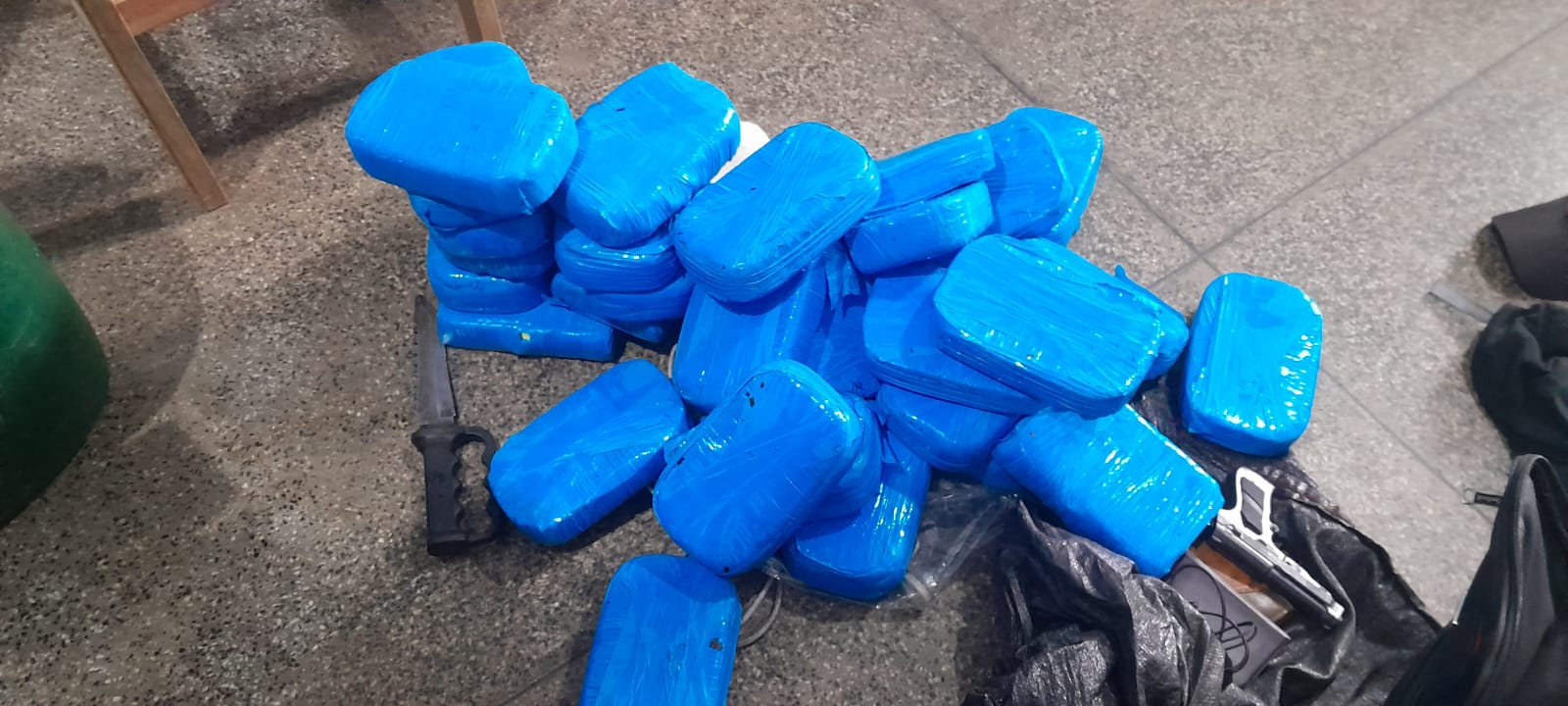 Dois morrem e 10 piratas do rio são presos após troca de tiros com a polícia no Amazonas