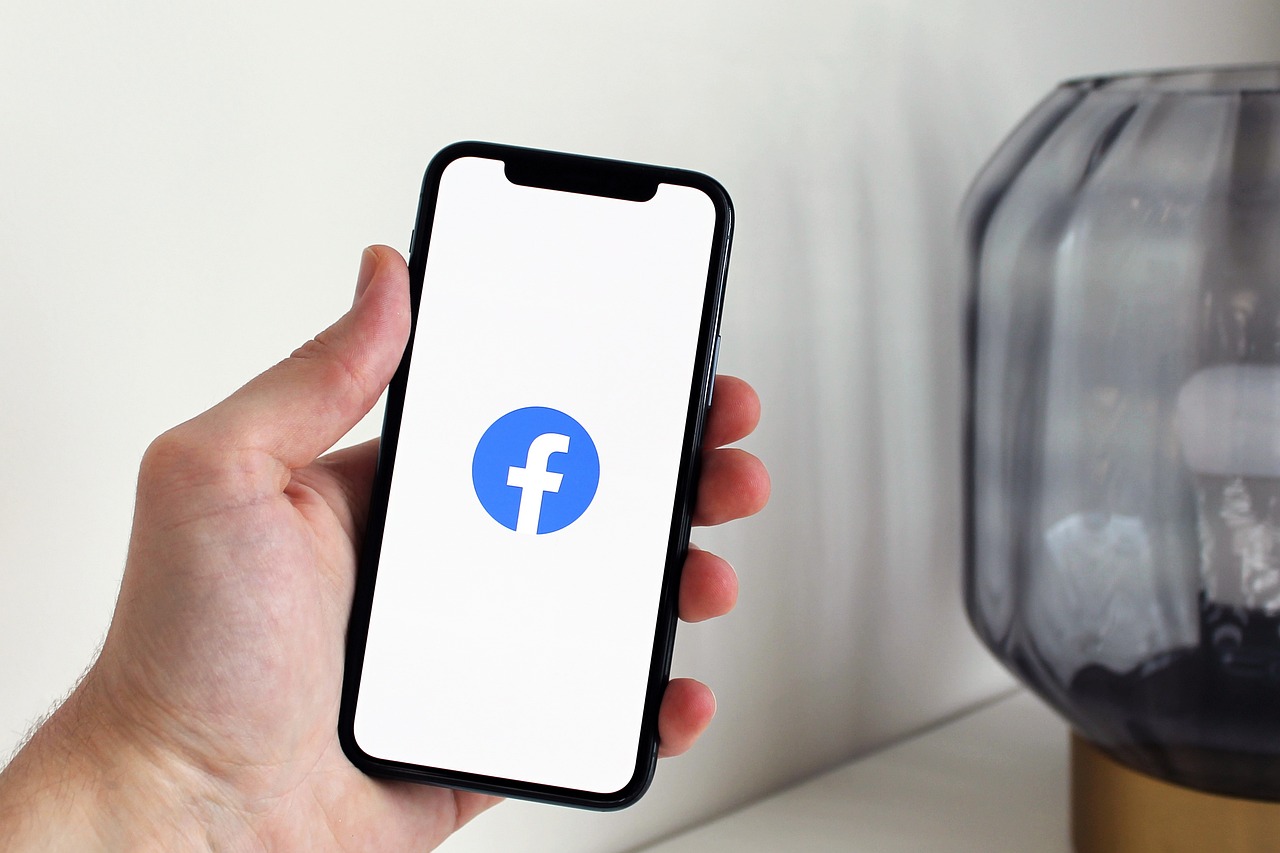 Meta anuncia fim do sistema de verificação de fatos no Facebook e Instagram