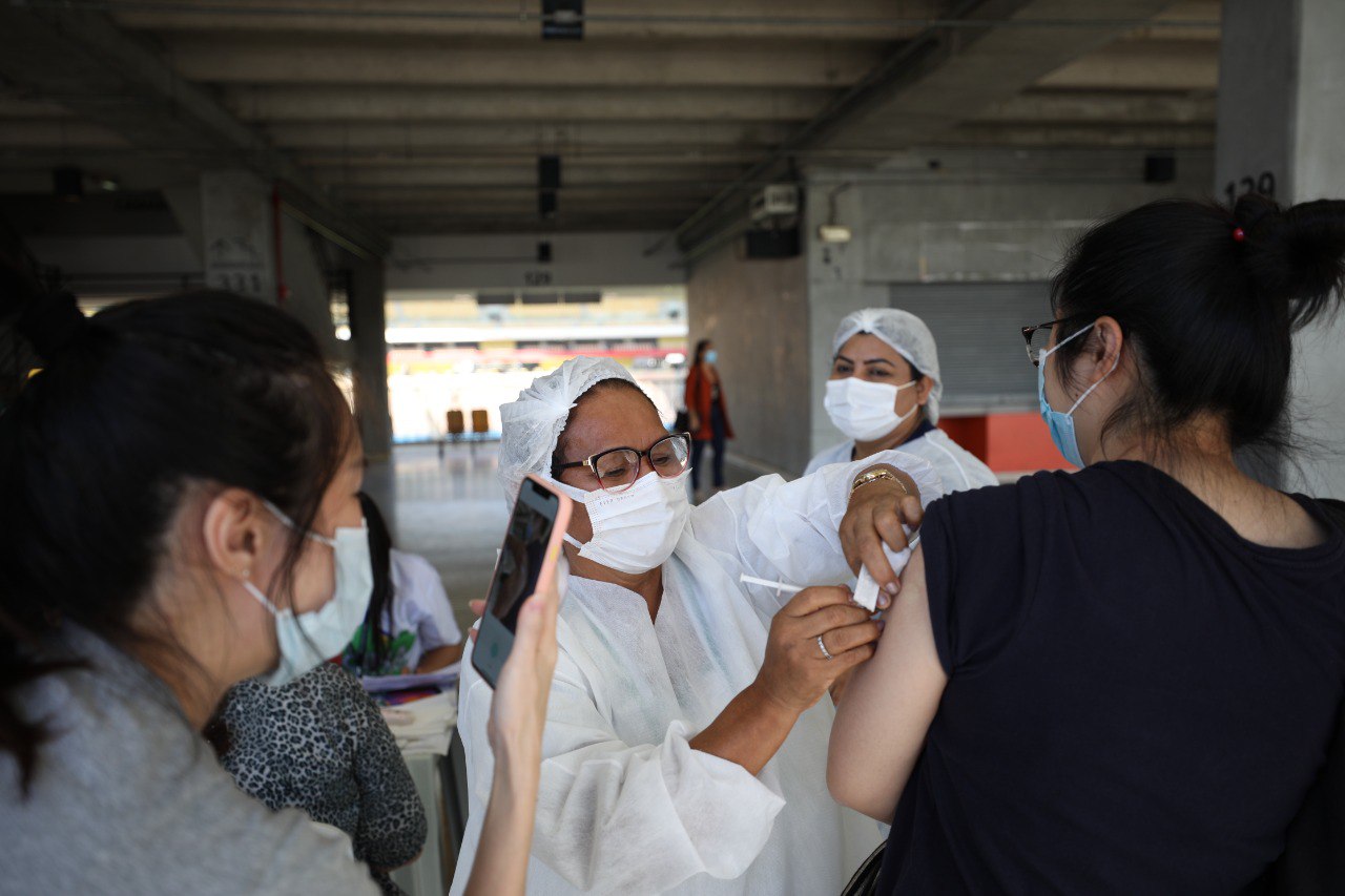 Vacinação reduz em 51% o número de internações de idosos por covid no Amazonas