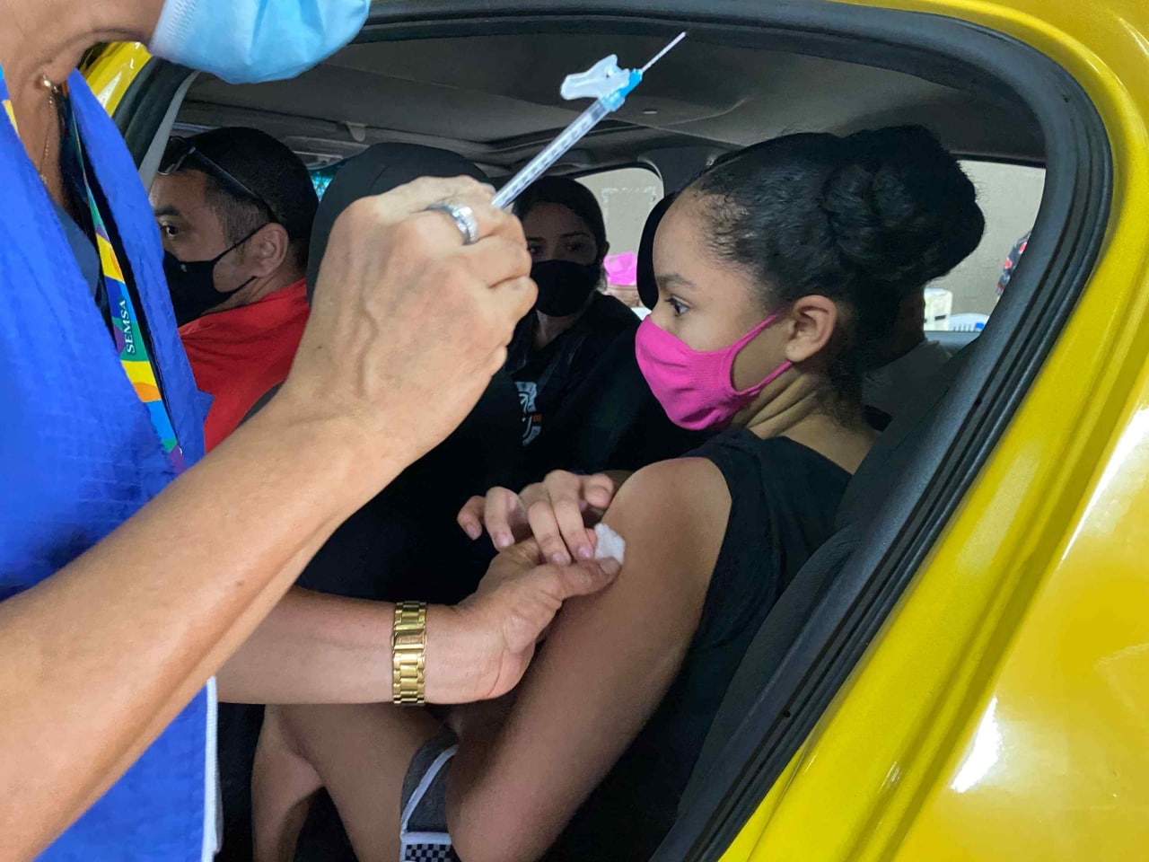 Vacina da Pfizer é segura para crianças de 5 a 11 anos, dizem fabricantes