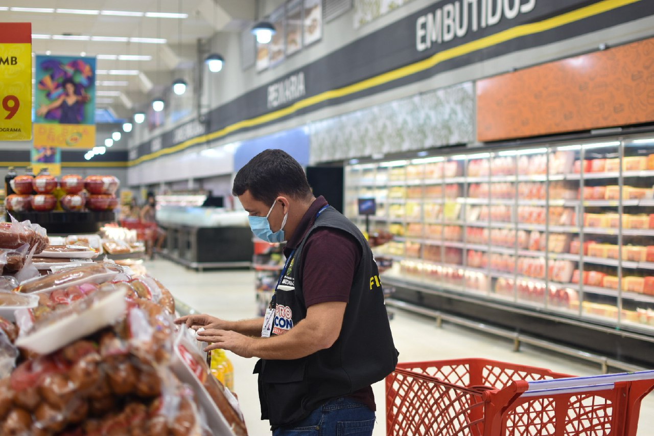 Mais de 25kg de alimentos vencidos são apreendidos no DB em Manaus