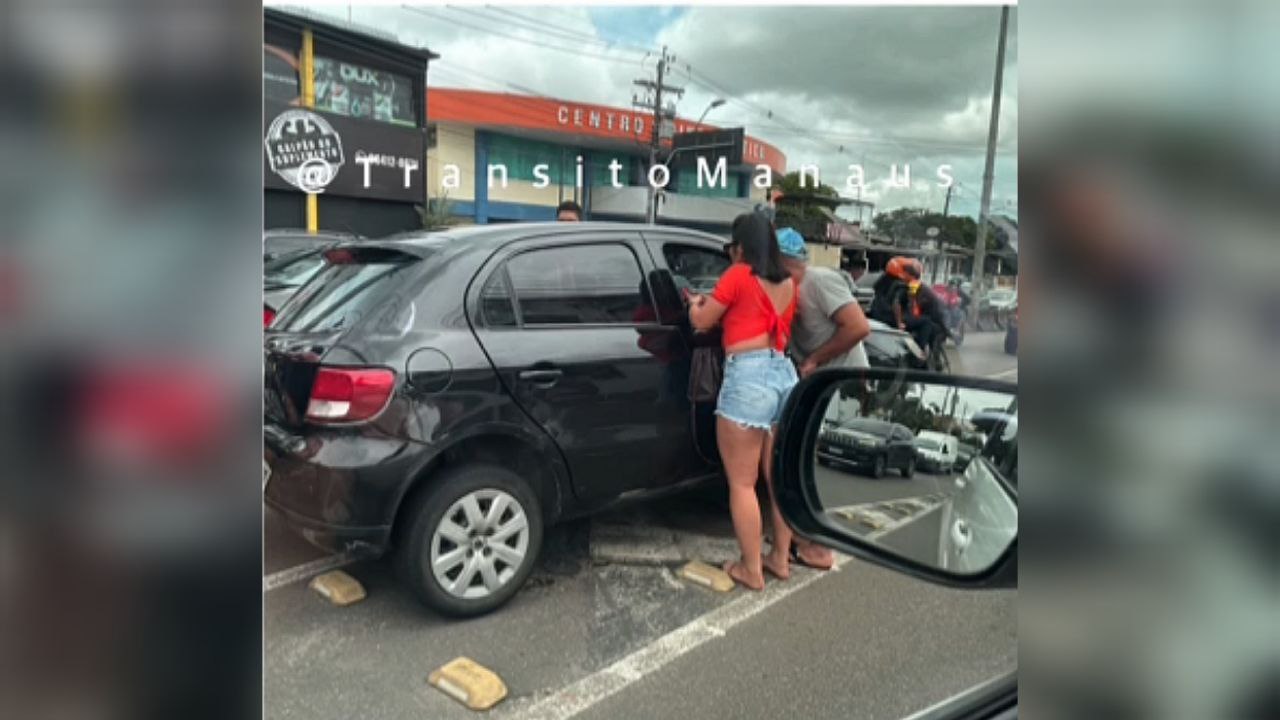 Motorista fica ferido ao bater carro em 'dente de dragão' em Manaus; vídeo