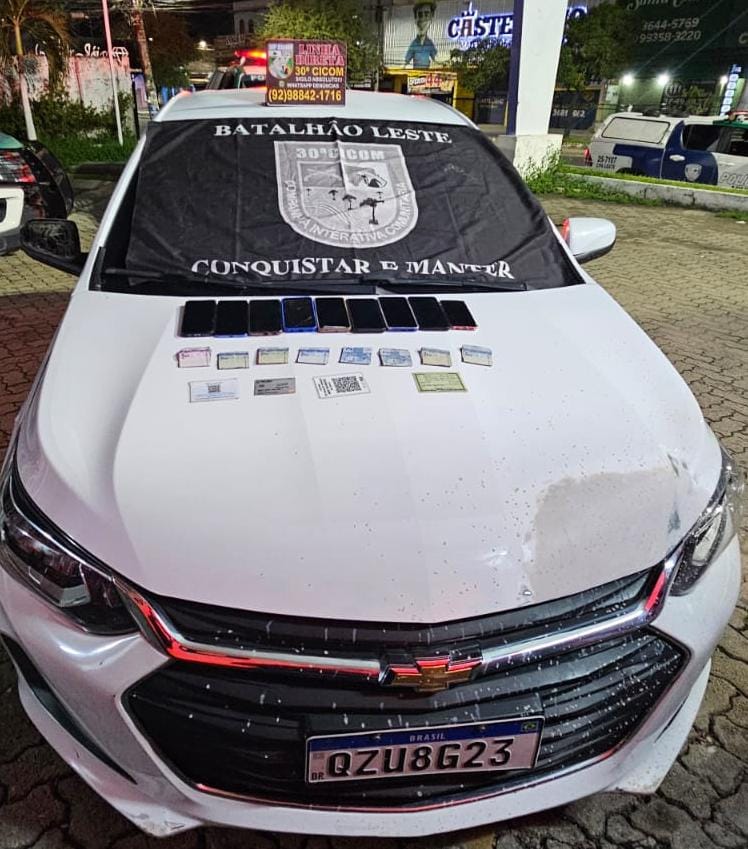 Grupo abandona carro e celulares roubados durante perseguição no Jorge Teixeira