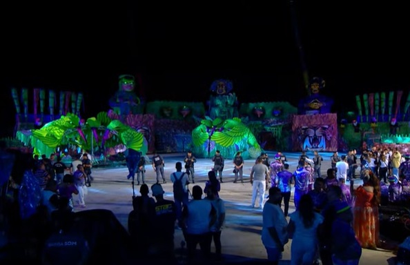 Alegoria da ciranda Flor Matizada despenca e deixa feridos no Amazonas