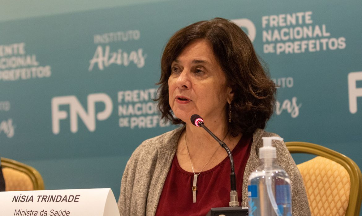 Ministra da Saúde critica negacionismo de Bolsonaro e defende 'intensificar' vacinação contra Covid