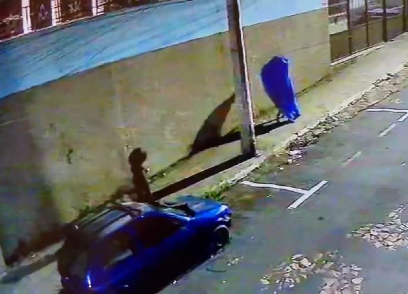 Vídeo mostra casal saindo de carro onde mulher foi morta no Centro de Manaus