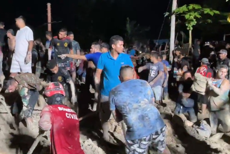Corpos de mãe e filha são encontrados abraçados após deslizamento de barranco em Manaus