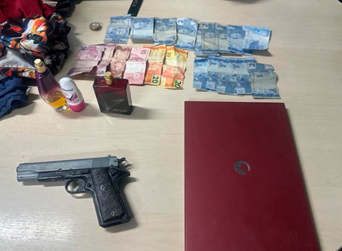 Assaltantes abandonam objetos roubados e fogem para área de mata da Ufam, em Manaus