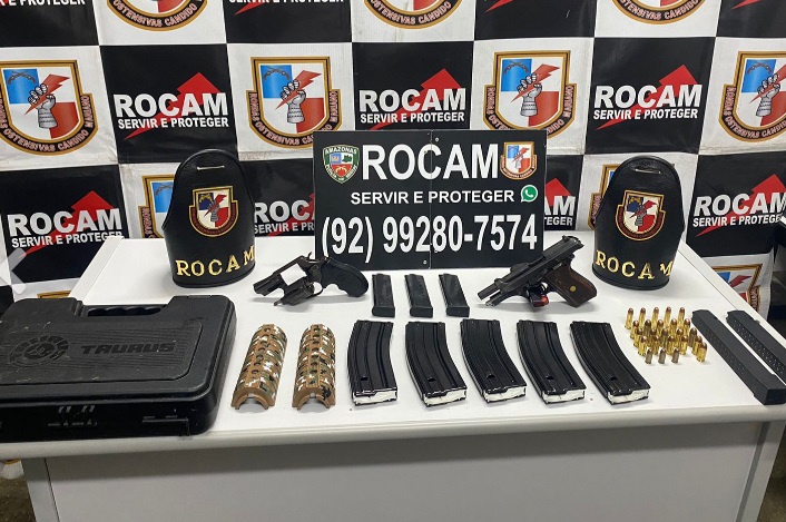 Adolescente é apreendido com armas e carregadores de fuzil escondidos em bolsa de bebê em Manaus