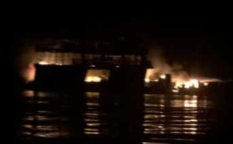 Bombeiros continuam tentando apagar fogo de embarcação que deixou 3 mortos no Amazonas