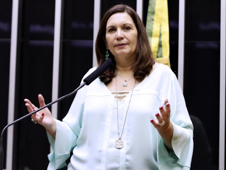 Youtube suspende conta de Bia Kicis por conteúdo de ‘desinformação’ sobre vacina