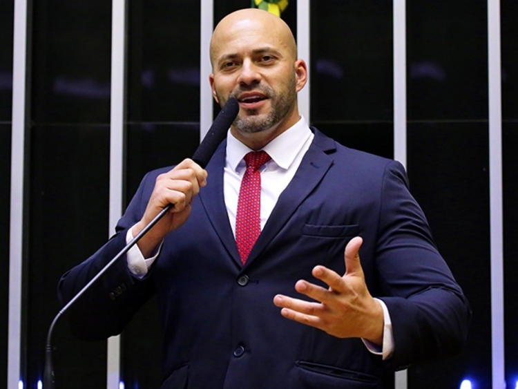 Moraes envia à Câmara laudo da PF e denúncia da PGR contra Daniel Silveira