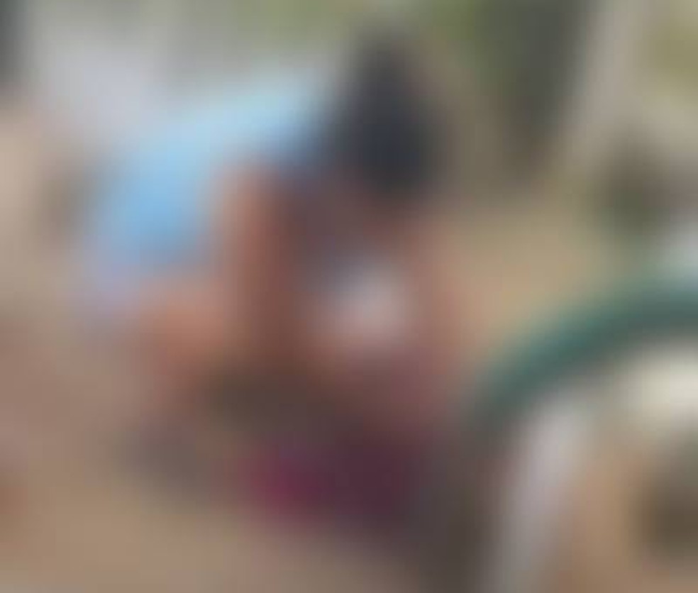 Vídeo: Mulher mata marido e depois chora em cima do corpo: 'amor, acorda'