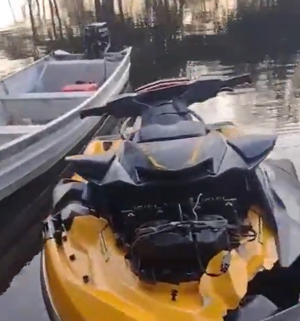 Mergulhadores procuram vítimas de acidente entre bote e jet ski no Rio Negro