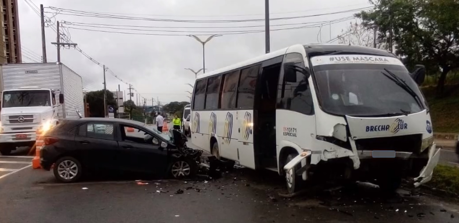 Motorista invade a contramão e morre em acidente frontal com micro-ônibus em Manaus