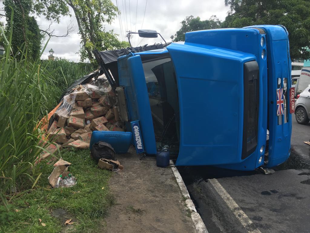 Caminhão tombado em Manaus estava com carga de Skarloff avaliada em R$ 20 mil