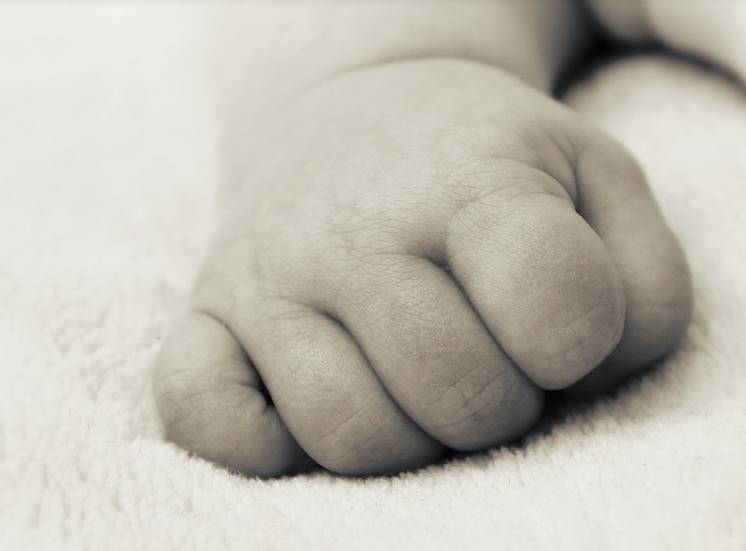 Bebê morre afogado ao despencar da porta de casa em área alagada no Amazonas