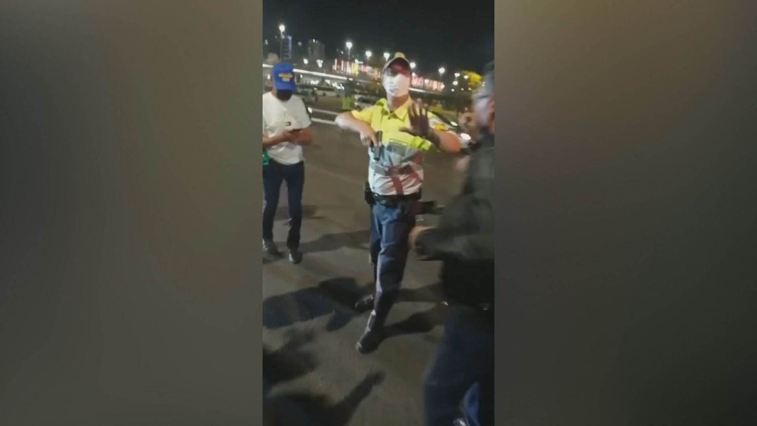 Policial puxa arma ao ser cercado por manifestantes em invasão à Esplanada dos Ministérios