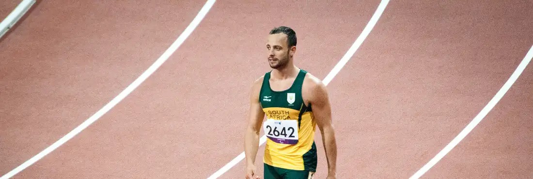 Condenado por matar a namorada, ex-atleta Oscar Pistorius deixa prisão após 9 anos