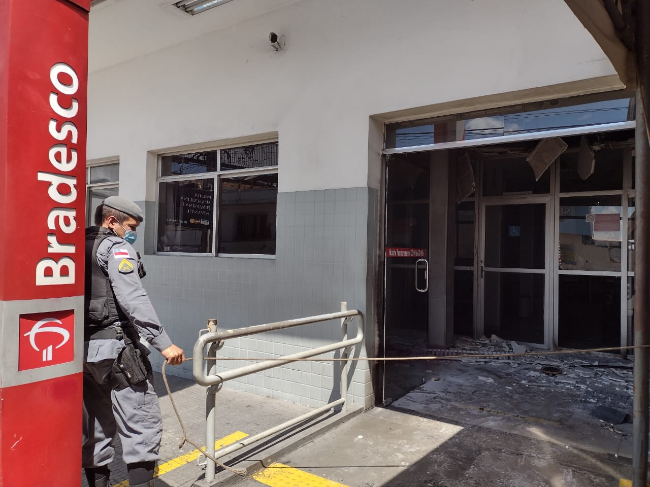 Membros de facções mandam recado após incendiarem agência na Compensa, em Manaus