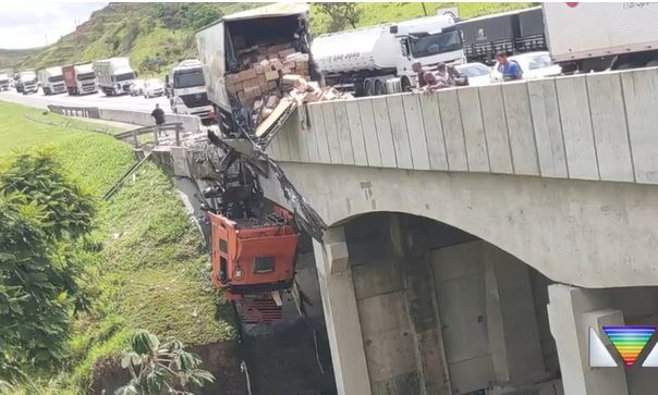 Motorista escapa da morte após cabine de caminhão ficar pendurada em viaduto