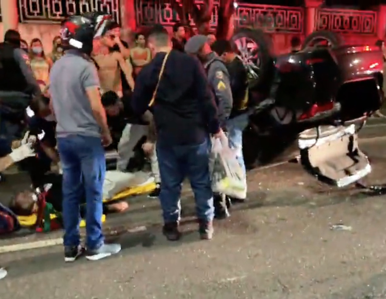 Acidente: Carro capota e duas pessoas ficam feridas na estrada da Ponta Negra