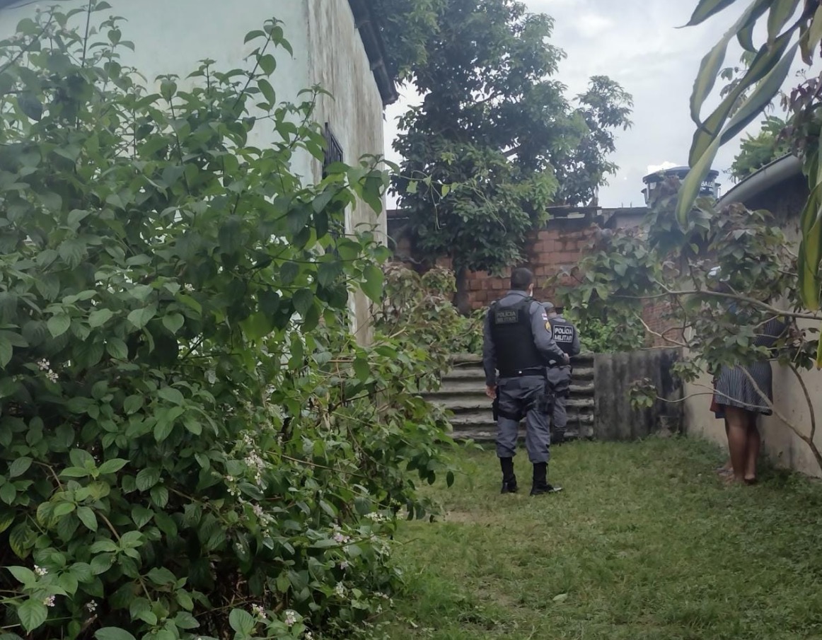 Filhos vão visitar o pai e o encontram morto dentro de casa em Manaus