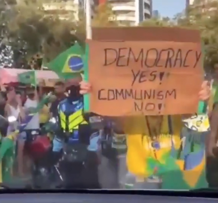 Vídeo: Jornalista da Band Amazonas é hostilizado em manifestação na Ponta Negra