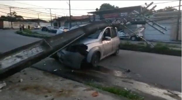 Carro ‘arranca’ poste de energia em acidente em Manaus; vídeo
