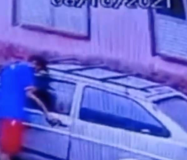 Vídeo mostra homem roubando carro em plena luz do dia em Manaus 