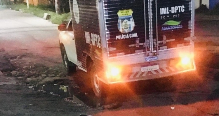 Baleado por criminosos em carro morre em hospital de Manaus