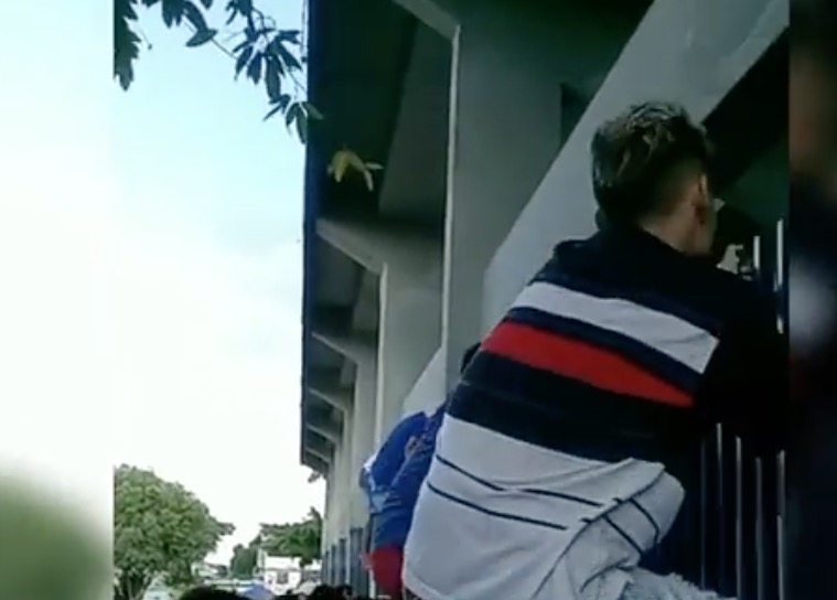 Vídeo: Torcedores pulam grade e invadem treino da seleção brasileira na Colina em Manaus