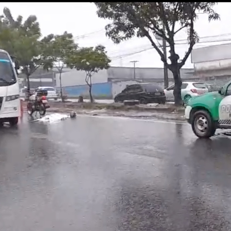 Motociclista morto após acidente com micro-ônibus em Manaus é identificado
