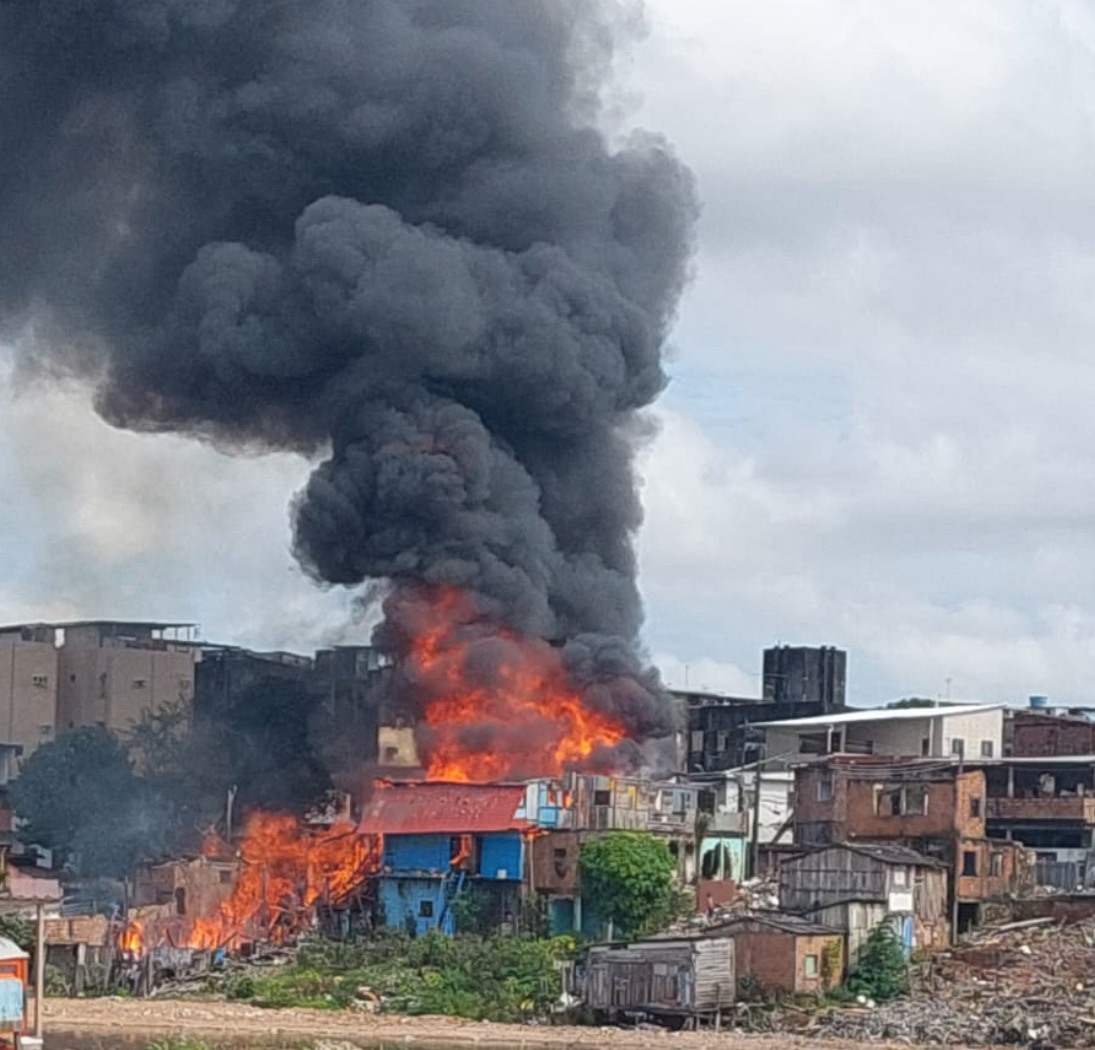 Vídeos mostram incêndio de grandes proporções em Manaus