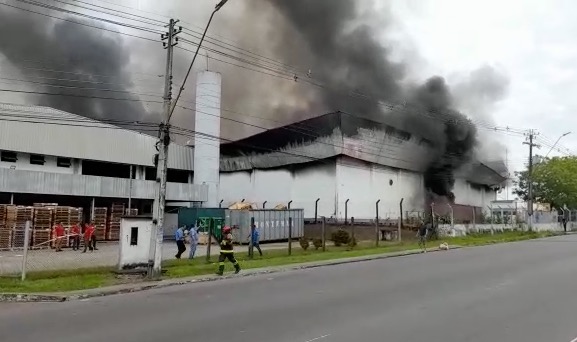 Vídeos: Incêndio de grandes proporções atinge fábrica em Manaus
