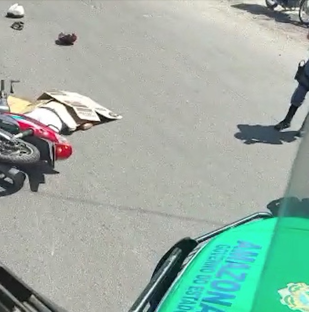 Mulher tem cabeça esmagada em acidente com ônibus em Manaus; criança escapa por pouco