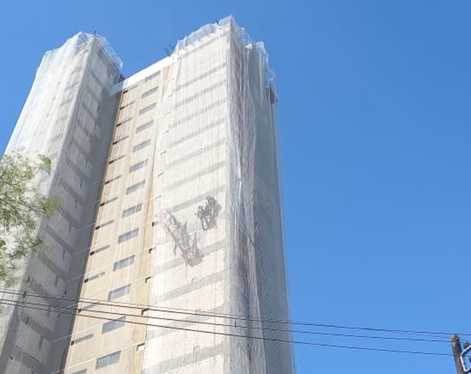 Vídeo: Andaime quebra e trabalhador fica pendurado em prédio de Manaus