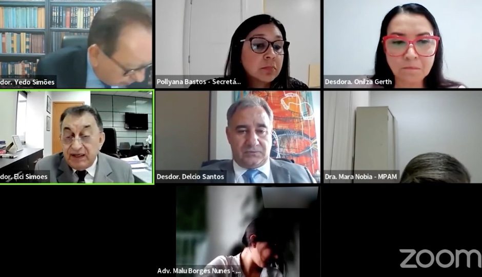 Vídeo: Desembargador constrange advogada com filha no colo durante sessão no Amazonas