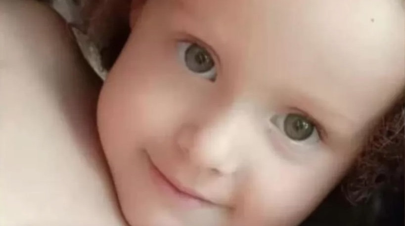 Criança morre com tiro na cabeça após ser usada como escudo por primo