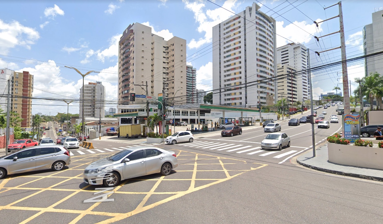 Buraco causa interdição de parte da avenida Maceió em Manaus