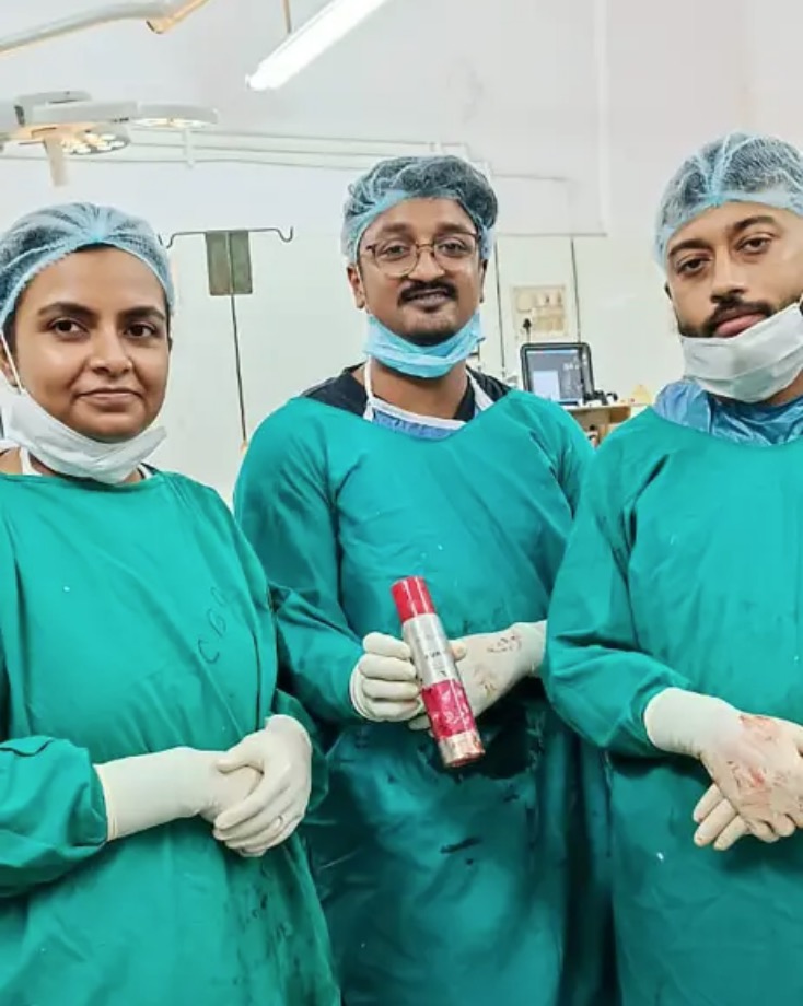 Homem passa 3 semanas com desodorante enfiado no ânus e passa por cirurgia; vídeo