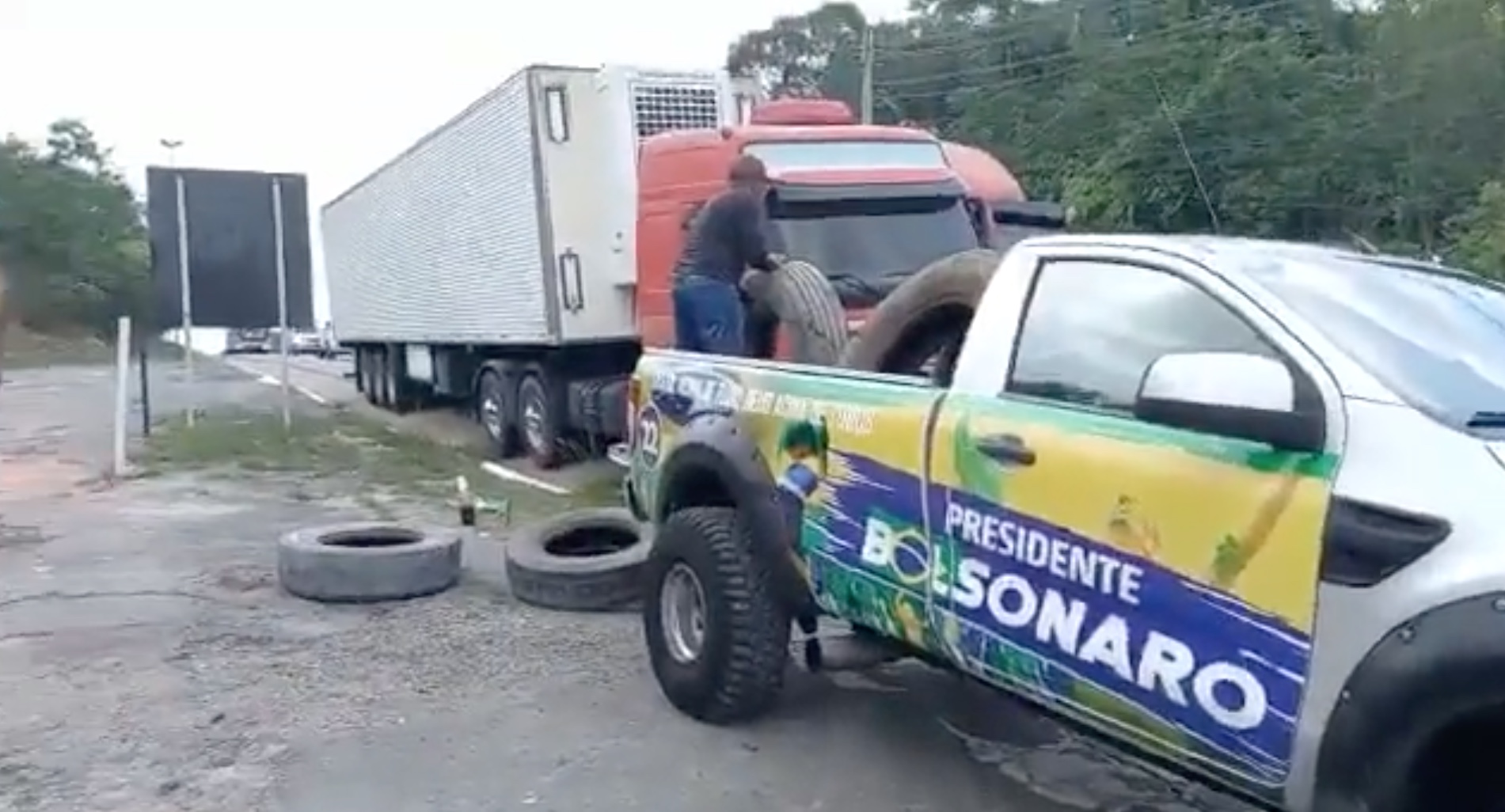 'Geram dificuldades', diz CNT sobre manifestações de caminhoneiros que bloqueia rodovias no Amazonas