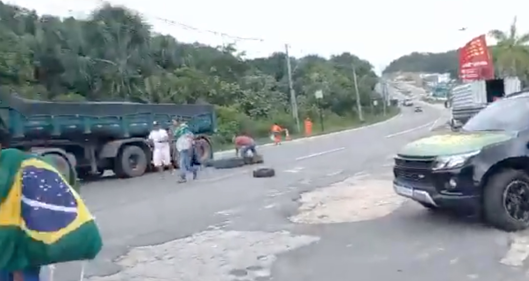 Mesmo após decisão de Moraes, rodovias permanecem bloqueadas por bolsonaristas no Amazonas