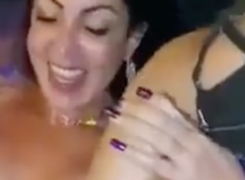 Atriz pornô Elisa Sanches recebe sexo oral no palco de boate lotada em Manaus