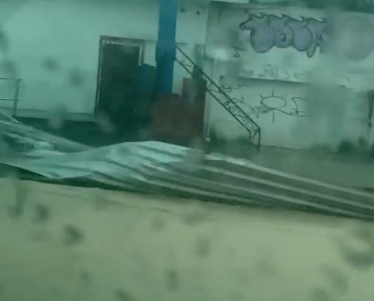 Vídeo: Telhado 'voa' e vai parar no meio de avenida durante chuva em Manaus