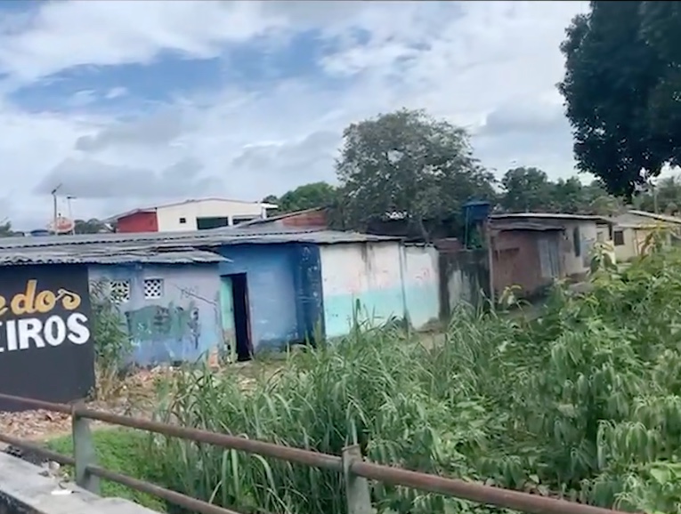 Menina é puxada para casa abandonada e é salva de estupro em Manaus